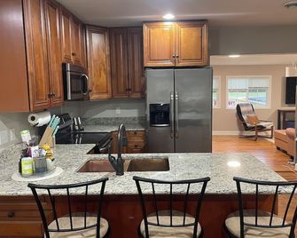 Newly Remodeled 3BR Cottage w/ Hot Tub - Fire Pit - Near Wisconsin Dells - Wisconsin Dells - Kitchen