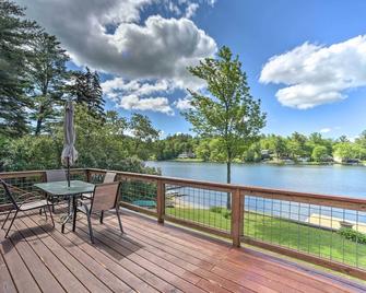 Picturesque Cottage with Sunroom on Ashmere Lake! - Hinsdale - Balcón