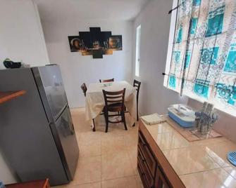Chaleureuse maison située a 1 minute de la plage - Le Morne - Salle à manger