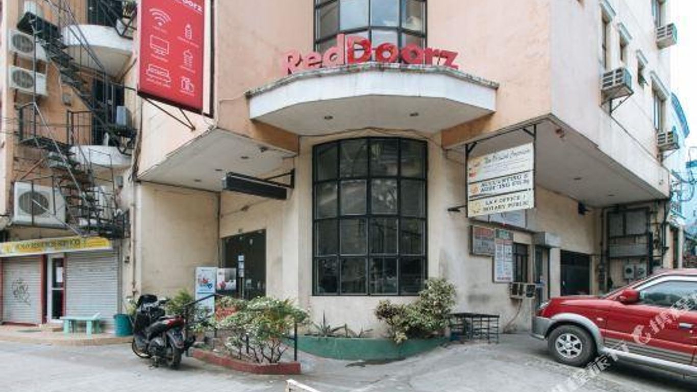 RedDoorz near Quirino Station Manila