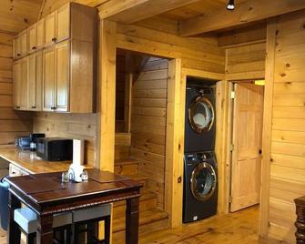 Calming Cabin: Comfy & Peaceful | Park-Like | Close to Activities & The Caverns - Tracy City - Kitchen