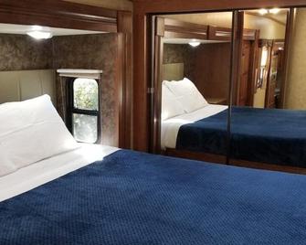 Farm Inn - RV Farm Stay with Ocean Views - Anacortes - Спальня