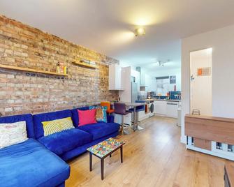 Spacious & Comfortable 2BR Apt Close to Stratford - London - Living room