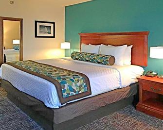 Rodeway Inn & Suites - O'Fallon - Bedroom