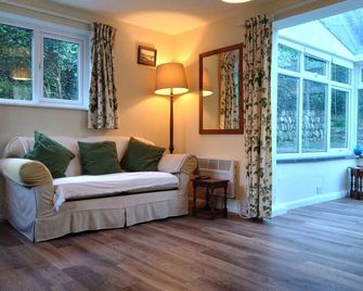 Waterwitch Cottage - St. Columb - Living room