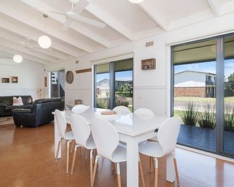 Ocean Spray Retreat - Port Fairy - Їдальня