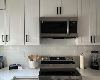 Fully Furnished Cozy Studio - Modesto - Kitchen