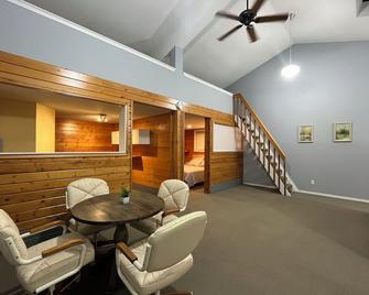 Whispering Pines Farmhouse - Redmond - Dining room
