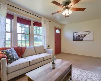 The Willow Street Cottage / close to Willow Valley - Willow Street - Living room