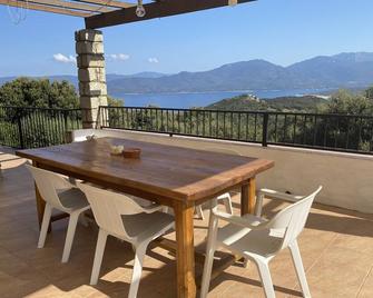 House 4 persons, panoramic sea and mountain view, very quiet, 4km from the beach - Belvédère-Campomoro - Balcón