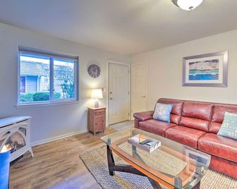 Anacortes Condo - Walk to Town, Marina, and Bay! - Anacortes - Living room