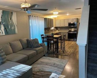 Charming 3 Bedroom Condo in South Dallas - Duncanville - Living room