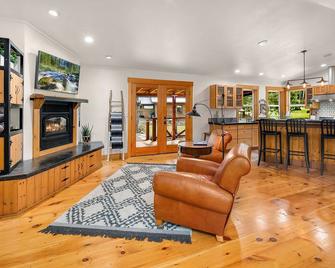 Cozy Retreat Cabin - North Bend - Sala de estar