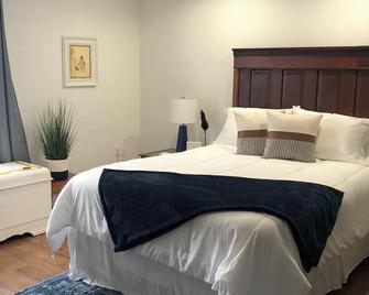 \'The Oz experience at Kelly's House\'.\nThere's no place like home! - Atchison - Bedroom