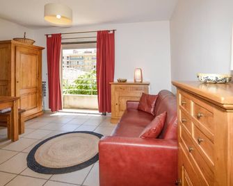 Gorgeous Apartment In Propriano - Propriano - Living room