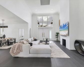 Modern beautiful home steps to Bayshore & Downtown - Tampa - Living room