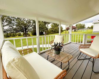 Peaceful and Charming Getaway 4-bedroom home in Braselton with WiFi, AC - Braselton - Balkon