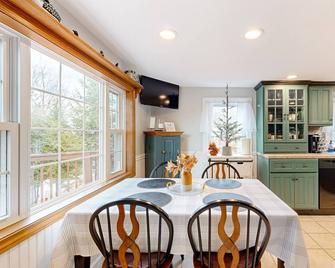 Shoreline Serenade - Belmont - Dining room