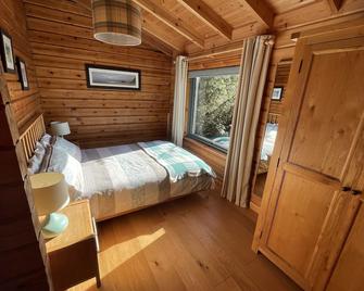 Beautiful Log Cabin in a Stunning Location with Mountain and Loch Views - Acharacle - Bedroom