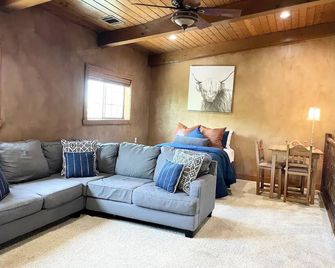 Lakeside Horseshoe Hideaway Ranch - Midlothian - Living room