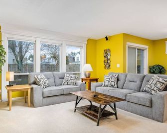 Delightful Southeast Location, Pet Friendly, Fully Fenced Backyard, Bbq, 13 Miles To Downtown - Clackamas - Living room