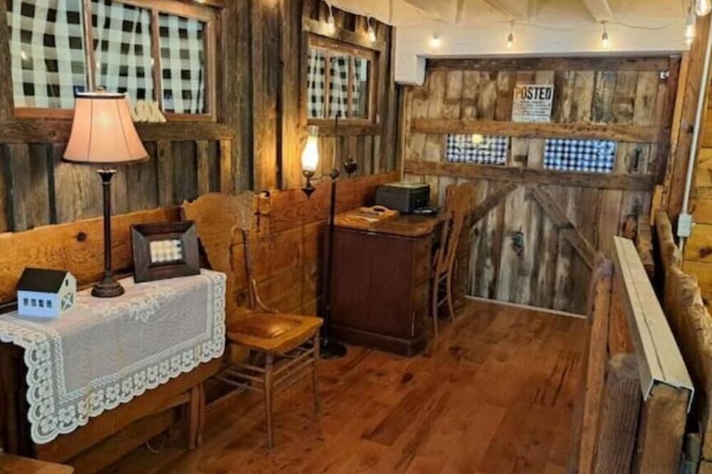 The Stable at Windmill Ridge Farm - Fredonia