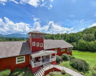 Experience luxury at Deep Creek Manor. Perfect for family gatherings with stunning mountain views. - Bryson City - Building
