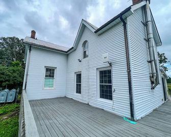 Looking for a getaway in the woods close to the city?( pet friendly, party?) - Burlington - Building