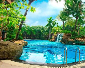 Grand Tropic Suites Hotel - Jakarta - Pool