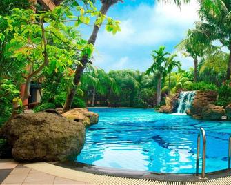 Grand Tropic Suites Hotel - ג'קרטה - בריכה