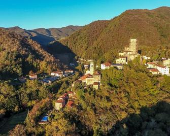 Borgo Di Tresana can accommodate 10 people, free Wi-Fi, private garden - Tresana - Vista del exterior