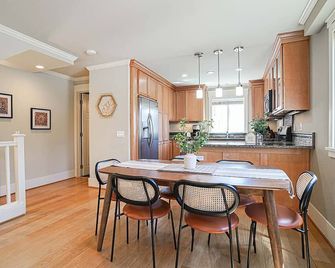 Exquisite Central Townhome with Spacious Loft and Gourmet Kitchen - Seattle - Dining room