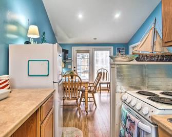 South Yarmouth Condo: Walk to Beach & Dining! - South Yarmouth - Kitchen