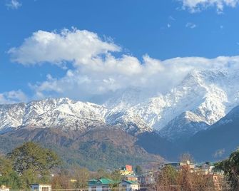 Summer valley cottage (1BHK) Mountain view, bonfire - Dharamshala - Vista del exterior