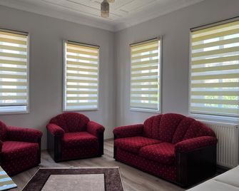 이네볼루 에스코낙 오텔 - 이네볼루 - 거실