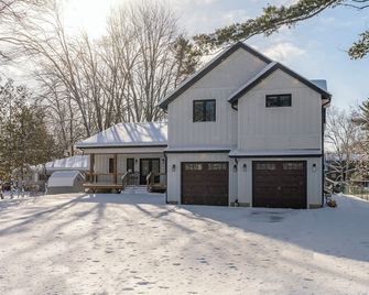 Upper Shadow Creek Haven - Orillia - Building