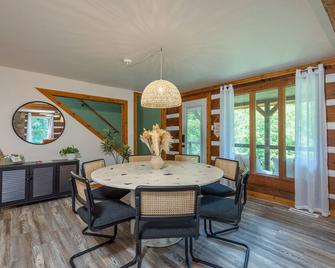 Cozy Boho Log Cabin 20 mins to AVL with Hot tub-Game room-Creek-Firepit-Hammock - Canton - Comedor