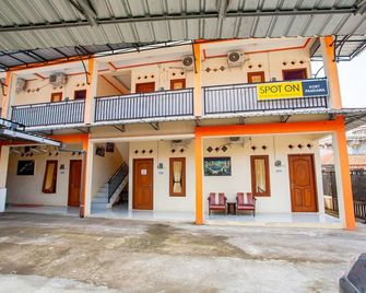 Spot On 2875 Kost Pandawa Syariah - Cilacap - Building