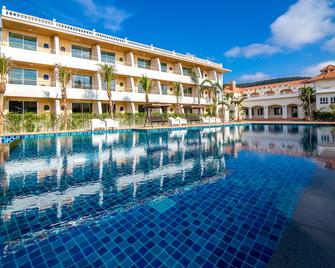 Villa Blanca Hotel & Restaurant - Khlong Khut - Pool