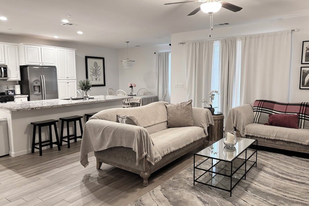 Modern Newly Built 3 Bd With 4 Beds/2 Ba Home - Near 3 Nat. Parks & 3 Major Hwys - Reedley - Living room