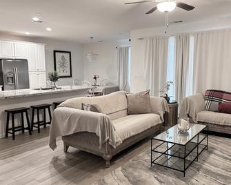 Modern Newly Built 3 Bd With 4 Beds/2 Ba Home - Near 3 Nat. Parks & 3 Major Hwys - Reedley - Вітальня