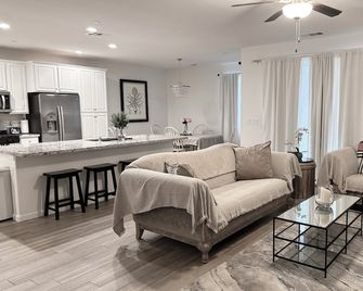 Modern Newly Built 3 Bd With 4 Beds/2 Ba Home - Near 3 Nat. Parks & 3 Major Hwys - Reedley - Living room