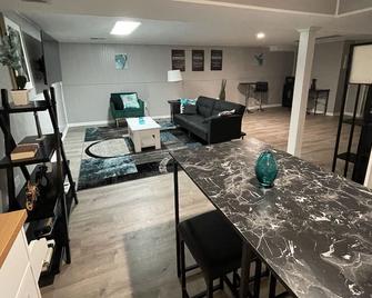 Exquisite Getaway Basement Suite in Serene Glenview - Glenview - Living room