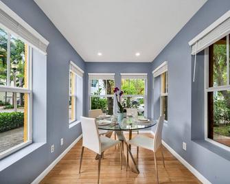 Breathtaking Residence In Rosemary Square Wpb - West Palm Beach