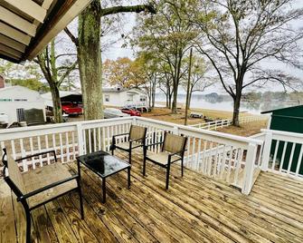 Pet’s love “The Bachelor” Lakefront Apt @ Sunset Estates - Lincoln