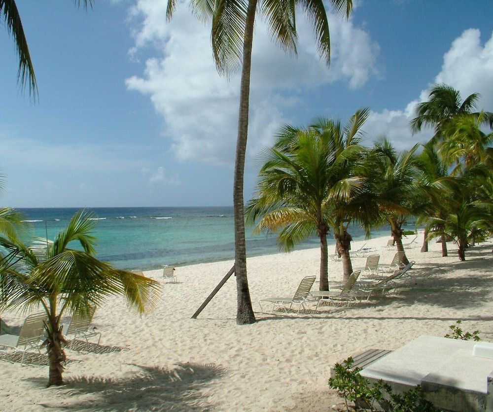 Vitamin Sea - Beachfront and ground floor at Coral Bay - Bodden Town - Plaj