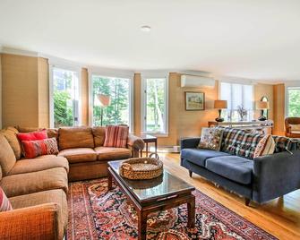 Large Kennebunk Home, Walk to Beach 2 Mi to Town - Kennebunk - Olohuone
