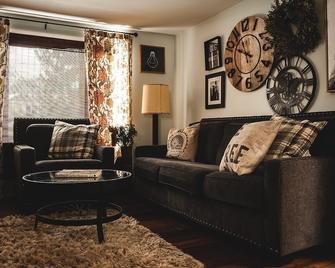 Charming Buffalo suburb home. Close to downtown and Niagara Falls - Amherst - Living room