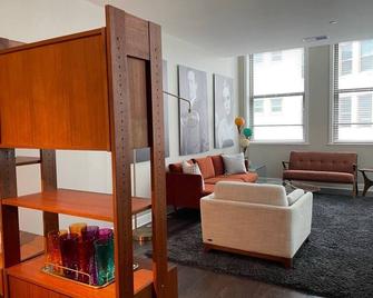 Fabulous Mid-Century Modern Designed Unit In Downtown Rochester - Rochester - Living room