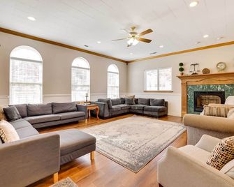 Spacious Hildale House with Large Deck! - Hildale - Sala de estar